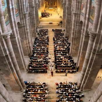 Das Mittelschiff des Doms voller Menschen Das Mittelschiff des Doms voller Menschen