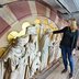 Dombaumeisterin Hedwig Drabik erläutert die Restautierungsmaßnahmen an einem Relief in der Vorhalle des Doms