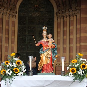 Marienfigur vor dem Dom Marienfigur vor dem Dom