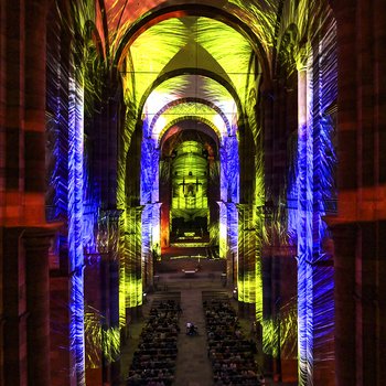 Innenraum des Doms mit grafischen Mustern bunt beleuchtet