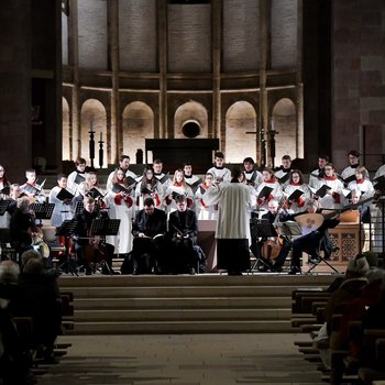 Sängerinnen und Sänge in Chorgewändern stehen im Altarraum des Doms