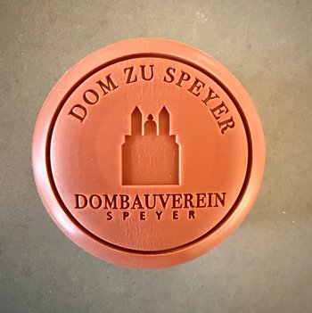 Rundes rotes Seifentstück mit Domsilhouette