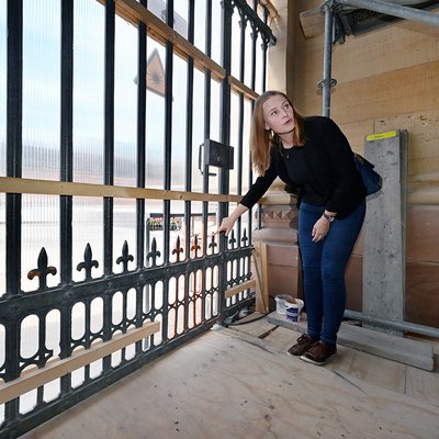 Dombaumeisterin Hedwig Drabik erläutert die Restautierungsmaßnahmen an den Gittern an den Eingängen zur Vorhalle des Doms