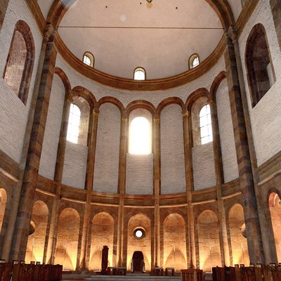 Apsis mit neuer Innenbeleuchtung