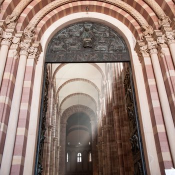 Blick durch das geöffnete Hauptportal in den lichtdurchfluteten Dom