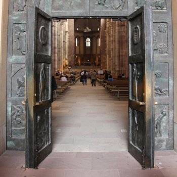 Geöffnetes Hauptportal des Doms Geöffnetes Hauptportal des Doms