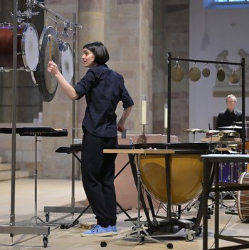 Die Schlafzeugerin Leonie klein spielt im Altarraum des Doms auf verschiedenen Schlaginstrumenten