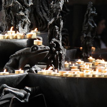 Foto Kerzenständer mit brennenden Kerzen