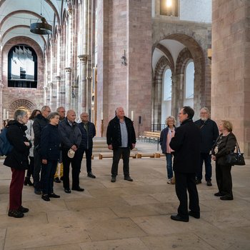 Dr. Kohl führt Gruppe im Dom