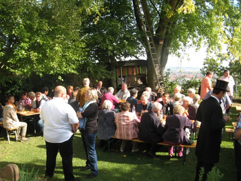Geburtstag der Kirche gemeinsam feiern Christen aus verschiedenen Gemeinden sitzen im Freien beisammen und feiern Pfingsten als das Geburtsfest der Kirche