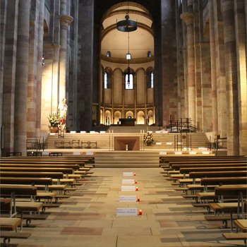 Gedenken an die im Dom bestatteten Bischöfe und Geistlichen, Foto: Klaus Landry © Domkapitel Speyer Gedenken an die im Dom bestatteten Bischöfe und Geistlichen, Foto: Klaus Landry © Domkapitel Speyer