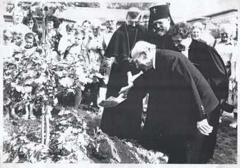 25 Jahre Erholungsurlaub für Tschernobyl-Kinder in Römerberg Der Weihbischof von Speyer und ein russisch-orthodoxer Bischof pflanzen einen Gingko-Baum als Zeichen der Versöhnung und des Lebens