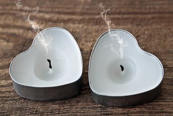 Zwei ausgeblasene Teelichter in Herzform