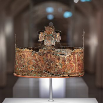 Grabkrone von Kaiser Konrad II. in einer Vitrine