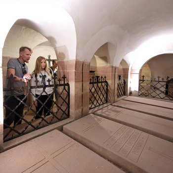 Besucher schauen auf die Gräber der Könige