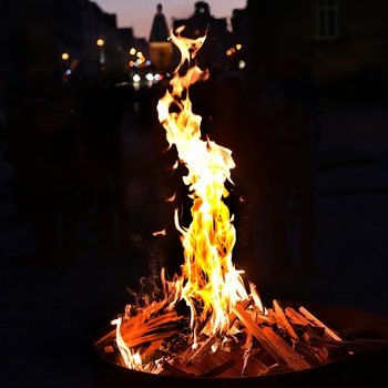Die Flamme des Osterfeuers in der Vorhalle