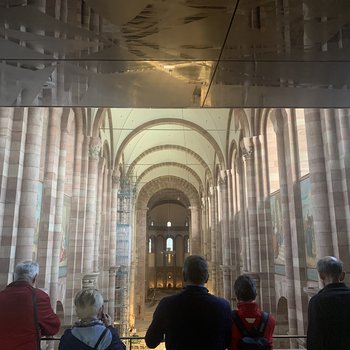 Besucher blicken von der Empore im Westen in den Dom