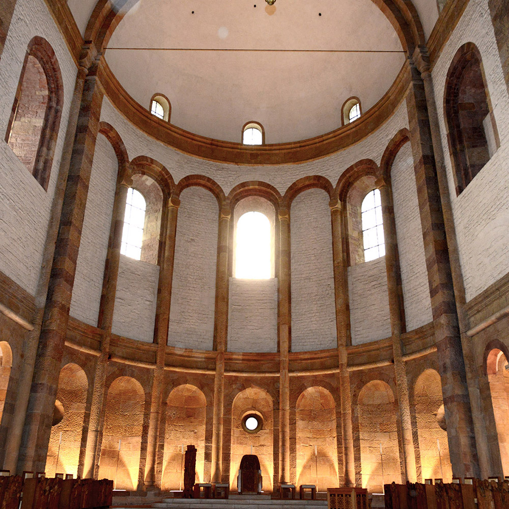 Apsis mit neuer Innenbeleuchtung