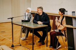 Landtagsabgeordnete Andreas Rahm (SPD) im Gespräch mit den Schülerinnen.