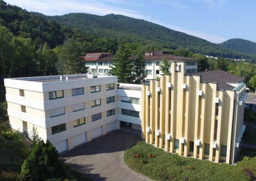 Blick auf das Herz-Jesu-Kloster in Neustadt