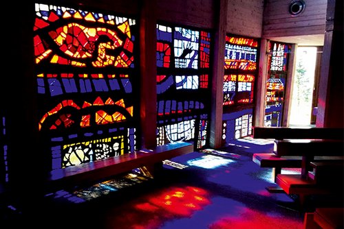 Bunte Kirchenfenster in eine Kirche