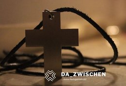 Anhänger/Kette mit Kreuz mit dunklem Band