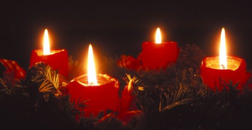 Adventskranz mit vier brennenden Kerzen