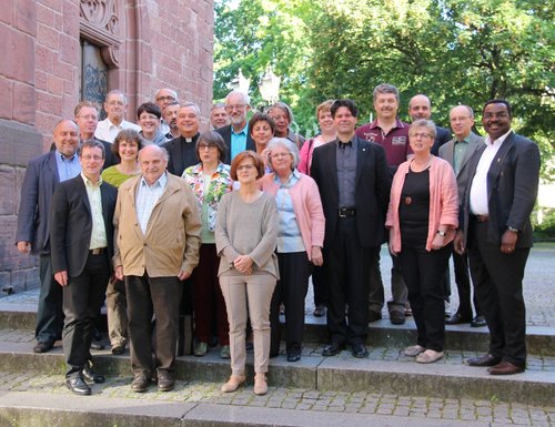 Gruppe von engagierten Mitgliedern der Projektpfarrei Kaiserslautern mit Bischof Wiesemann.