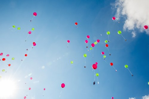 Bunte Luftballons am Himmel