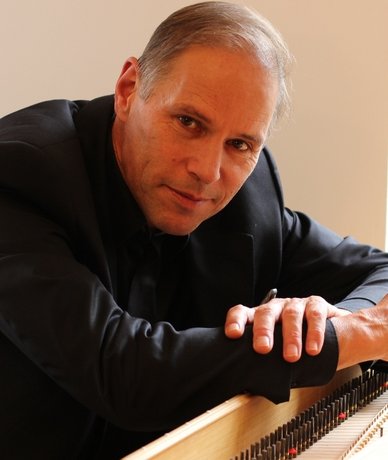 Klavierspieler Christian Brembeck