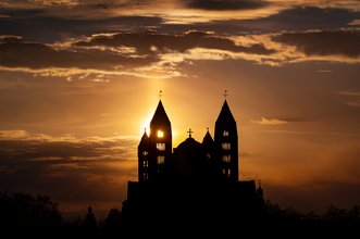 Der Speyerer Dom in einer Lauftaufnahme in der Abendsonne