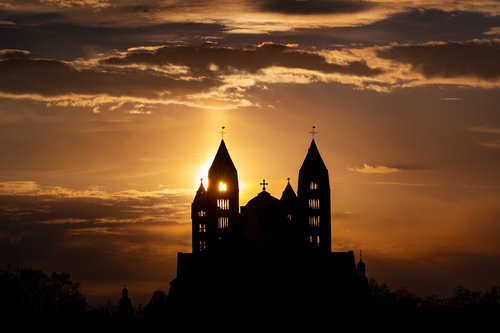 Der Speyerer Dom in einer Lauftaufnahme in der Abendsonne