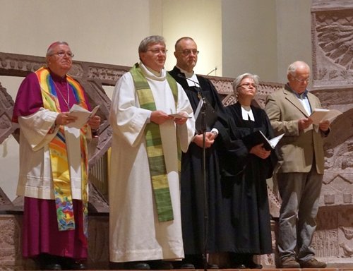 Die Mitwirkenden stehen am Altar (v. l): Weihbischof Otto Georgens, Dekan Alban Meißner, Oberkirchenrat Dr. Michael Gärtner, Dekanin Barbara Kohlstruck, Hr. Sawatzki (Mennonitengemeinde Ludwigshafen).