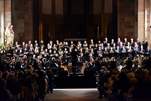 Ein großes Orchester spielt im Altarraum des Speyerer Domes.