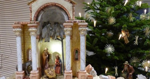 Krippe und Weihnachtsbaum