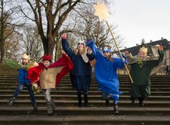 Sternsinger springen eine Treppe hinunter