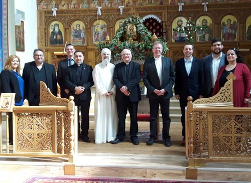Vertreter des Bistums Speyer, der Pfälzischen Landeskirche und östlicher Kirchen stehen vor der Ikonenwand in der griechisch-orthodoxen Marienkirche Ludwigshafen.
