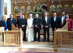 Vertreter des Bistums Speyer, der Pfälzischen Landeskirche und östlicher Kirchen stehen vor der Ikonenwand in der griechisch-orthodoxen Marienkirche Ludwigshafen.