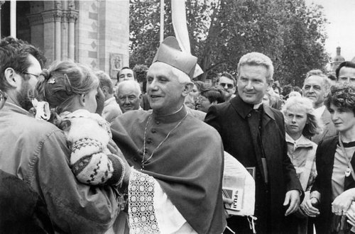 Kurienkardinal Joseph Ratzinger segnet vor dem Dom ein Kind