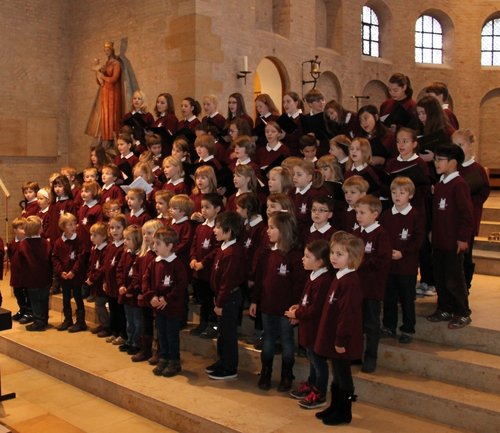Kleine Sängerinnen und Sänger der Dommusikchöre im Altarraum der Kirche St. Bernhard in Speyer