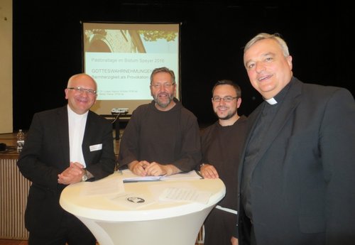 (v. r. n.l): Bischof Dr. Karl-Heinz Wiesemann, Dr.Stefan Walser OFMCap, Prof. Dr. Ludger Schulte OFMCap, Domkapitular Josef Szuba