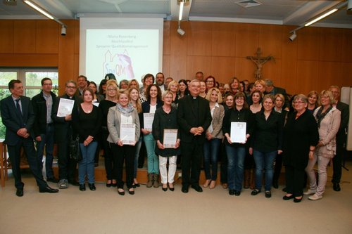 Große Gruppe von Frauen und Männern, VertreterInnen von Kindertagesstätten mit Bischof Wiesemann bei der Feier zur Auszeichnung für Qualitätsmanagement