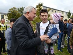 Bischof Wiesemann mit Asylbewerbern in der Speyerer Kurpfalzkaserne