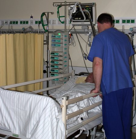 Bild von einem Krankenbett auf der Intensivstation des Krankenhauses "Zum guten Hirten"