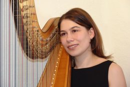 Frauke Adomeit (Harfe).