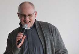 Martin Seither mit Mikrofon in der Hand.