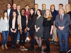 Gruppe von jungen Menschen mit Dekan Alban Meißner aus dem Dekanat Ludwigshafen.