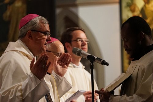 Bischof Wiesemann am Altar