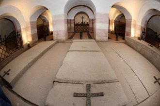 Das Grab des Domgründers Konrad II., Steinsarkophag mit Eisenbändern