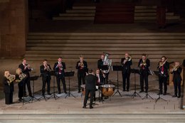 Das "Bläserensemble Dom zu Speyer" musizierend im Chorraum des Doms